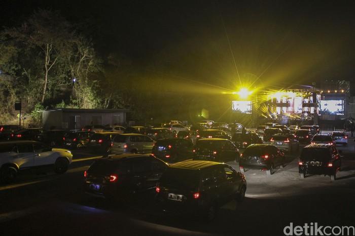 Kemeriahan penonton konser drive in perdana di Yogyakarta yang diselenggarakan di Sleman City Hall, Yogyakarta, Minggu (20/09/2020). Penyelenggaraan hari kedua konser drive in yang pertama kali di Yogyakarta ini dimeriahkan oleh pertunjukan band Jikustik yang membawakan sejumlah lagu hits mereka. detikcom/Pius Erlangga