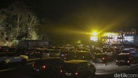 Di hari kedua penyelenggaraan konser Drive In, penonton saat antusias menikmati alunan lagu band Jikustik.