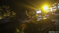 Kemeriahan penonton konser drive in di Sleman City Hall, Yogyakarta, Minggu (20/09/2020).