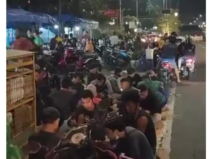 Kerumunan di angkringan kopi Jos Yogyakarta, Senin (21/9/2020).