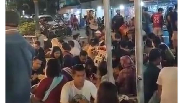 Kerumunan di angkringan kopi Jos Yogyakarta, Senin (21/9/2020).