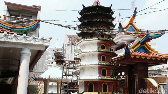 Klenteng Tua Hok Lay Kiong Dipercantik Klenteng Hok Lay Kiong yang berada di Jalan Kenari, Bekasi Timur, Kota Bekasi, Jawa Barat, direnovasi. Klenteng ini disebut-sebut sebagai kllenteng tertua di Bekasi.