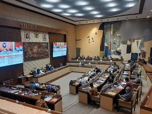 Jengkel Tito Tak Hadir, Komisi II DPR Tunda Raker soal Data Kependudukan