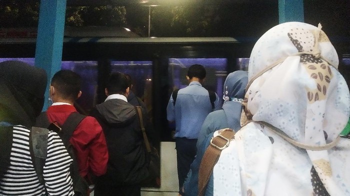 Kondisi Halte TransJakarta Monas Pukul 19.00 WIB
