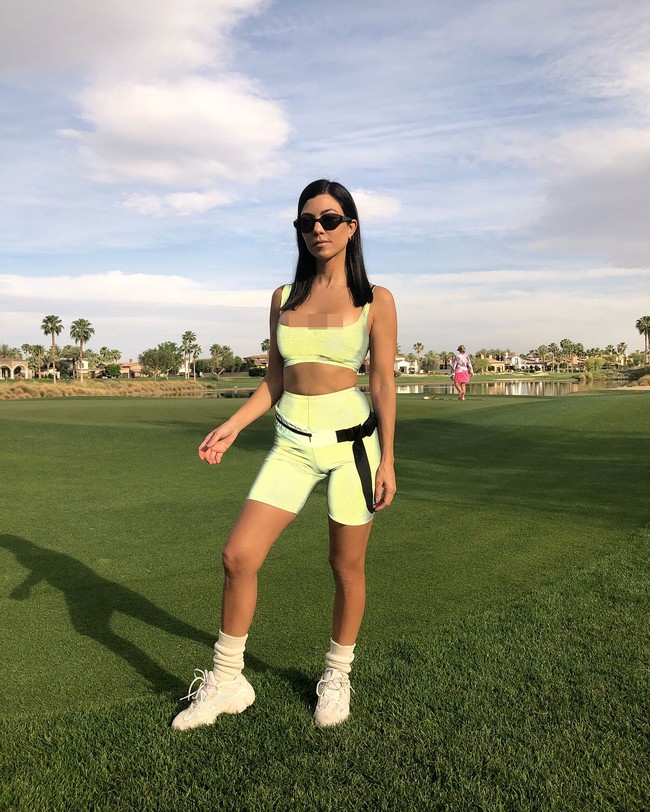 Mantan kekasih Scott Disick itu pun punya body goals. Meski sudah punya tiga anak, namun Kourtney punya perut rata karena rutin berolahraga.  Foto: Instagram