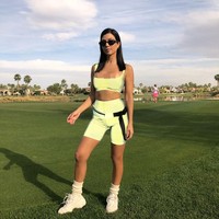 Mantan kekasih Scott Disick itu pun punya body goals. Meski sudah punya tiga anak, namun Kourtney punya perut rata karena rutin berolahraga.  Foto: Instagram