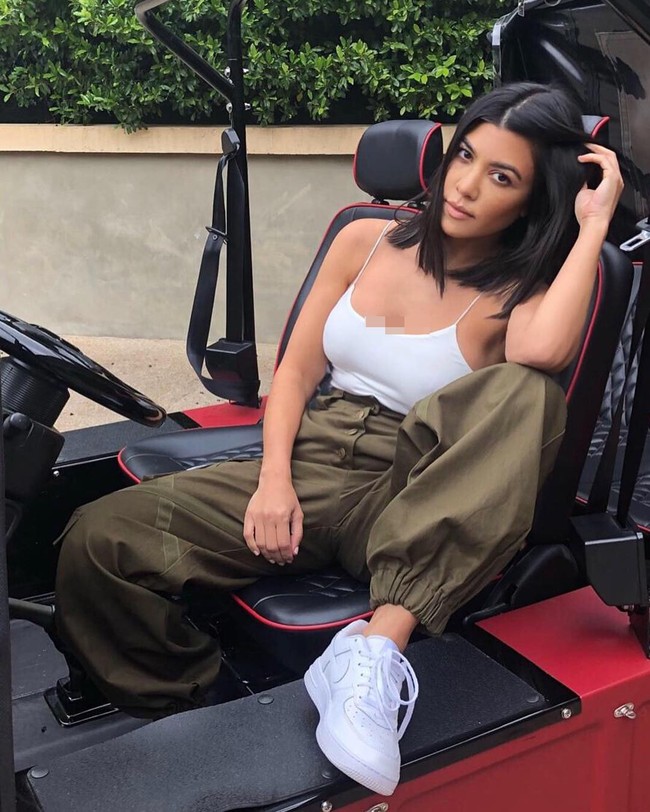 Soal fashion, Kourtney pun punya penampilan bak wanita 20-an. Pakai tank top, celana camo, dan sneakers putih membuat Kourtney terlihat awet muda.  Foto: Instagram