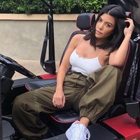 Soal fashion, Kourtney pun punya penampilan bak wanita 20-an. Pakai tank top, celana camo, dan sneakers putih membuat Kourtney terlihat awet muda.  Foto: Instagram