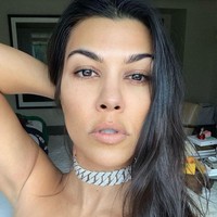 Berbeda dengan Kim atau Kylie yang kerap tampil dengan makeup glamour, Kourtney lebih suka dandan tipis-tipis. Seperti pada penampilannya ini seperti tidak menggunakan makeup. Foto: Instagram