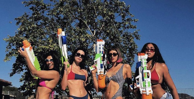 Tampil bersama Kendall dan teman-temannya, Kourtney pun tampak masih cocok menjadi anggota geng anak-anak muda itu. Foto: Instagram