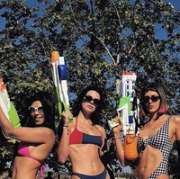 Tampil bersama Kendall dan teman-temannya, Kourtney pun tampak masih cocok menjadi anggota geng anak-anak muda itu. Foto: Instagram