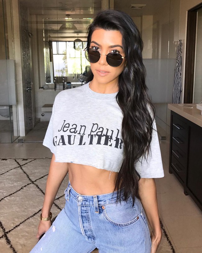 Tanpa makeup berlebihan, pakai crop top dan celana jeans, penampilan Kourtney Kardashian seperti remaja.  Foto: Instagram