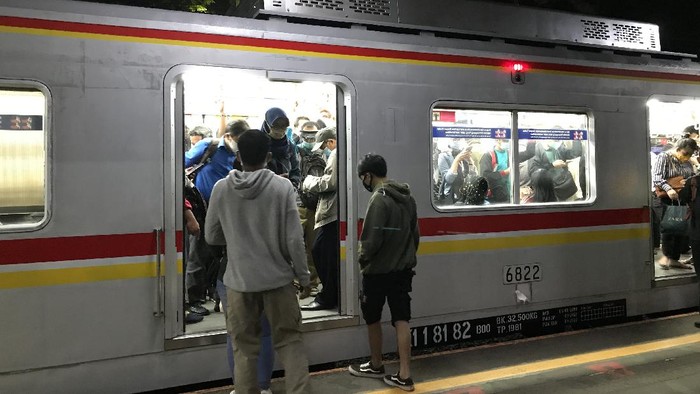 Kondisi KRL di Stasiun Duren Kalibata, Jakarta, Senin (21/9/2020).