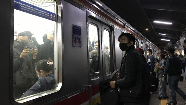 Kondisi KRL di Stasiun Duren Kalibata, Jakarta, Senin (21/9/2020).