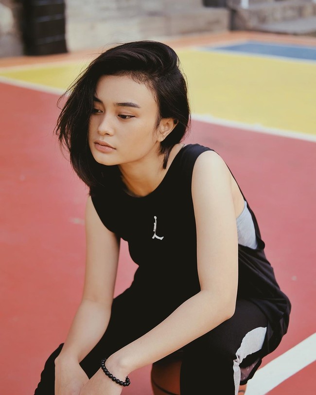 Wanita yang tinggal di Majalengka, Jawa Barat itu menambahkan foto KTP tersebut dibuatnya satu tahun yang lalu. Dia mengungkapkan pada saat itu, petugas yang memotret dirinya untuk KTP meminta untuk senyum. “Itu foto tahun lalu. Petugasnya justru suruh senyum. Kok anehnya orang-orang kayak aneh kalau aku foto KTP senyum, ucapnya. Foto: Instagram @liyanzef