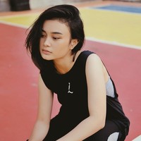 Wanita yang tinggal di Majalengka, Jawa Barat itu menambahkan foto KTP tersebut dibuatnya satu tahun yang lalu. Dia mengungkapkan pada saat itu, petugas yang memotret dirinya untuk KTP meminta untuk senyum. “Itu foto tahun lalu. Petugasnya justru suruh senyum. Kok anehnya orang-orang kayak aneh kalau aku foto KTP senyum, ucapnya. Foto: Instagram @liyanzef