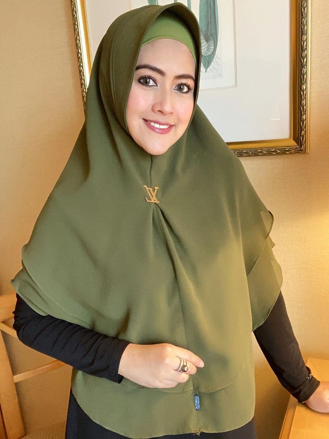 Meggy Wulandari jadi istri kedua komedian Kiwil setelah dinikahi pada 2003. Pada 2012, aktris 39 tahun ini menggugat cerai, namun setahun setelahnya mendadak rujuk hanya untuk bercerai lagi di Bulan Agustus 2020. Kini Meggy sudah menikah lagi dengan Haji Muhammad. Foto: Instagram @meggywulandari_real