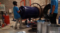 Tangki air dikeluarkan dari cetakan.