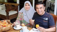 Ada banyak momen Fachrul Razi dengan sang istri menikmati santapan meski hanya di rumah aja. Seperti yang tampak pada foto ini, Fachrul Razi dan istri menikmati kopi dan buah jeruk bersama Foto: Instagram @fachrulrazi__official