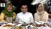 Begitu juga pada momen kuliner bersama anak dan istrinya ini. Momen makannya semakin seru karena mereka sambil melakukan video call bersama keluarganya di Aceh. Foto: Instagram @fachrulrazi__official