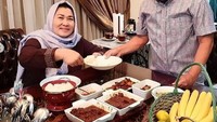 Seperti dalam momen makan bersama sang istri ini, ia menikmati daging, nasi dan buah-buahan segar. Tak lupa ia juga mengingatkan untuk minum air yang cukup. Foto: Instagram @fachrulrazi__official