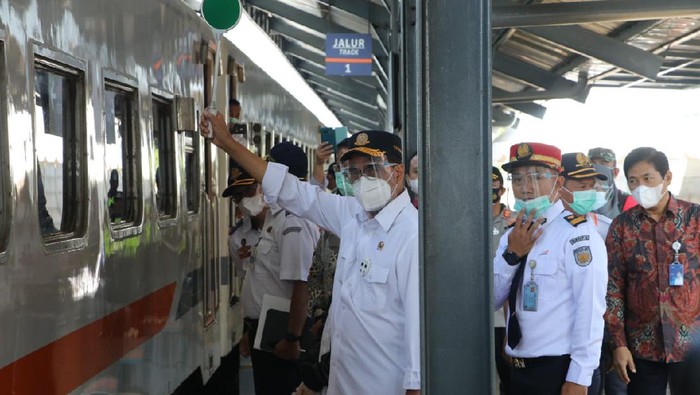 Menteri Perhubungan Budi Karya Sumadi resmikan reaktivasi Jalur kereta Cipeuyem-Cipatat.