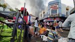 Momen Pedagang Berjualan Saat Pasar Wage Purwokerto Terbakar