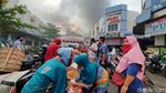 Momen Pedagang Berjualan Saat Pasar Wage Purwokerto Terbakar