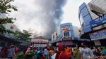 Momen Pedagang Berjualan Saat Pasar Wage Purwokerto Terbakar