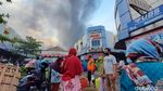 Momen Pedagang Berjualan Saat Pasar Wage Purwokerto Terbakar