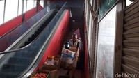Para pedagang berusaha menyelamatkan barang dagangannya.