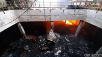 Belum diketahui penyebab kebakaran ini, namun api diduga berasal dari lantai satu Pasar Wage Purwokerto.