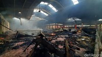 Kios-kios pedagang ludes terbakar.