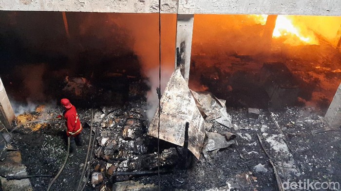 Momen Si Jago Merah Lahap Pasar Wage Purwokerto Kebakaran melanda Pasar Wage Purwokerto, Banyumas. Api mulai menyala sejak Senin (21/9/2020) sekitar pukul 03.30 WIB dan semakin membesr hingga pagi.