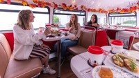 Ketika cuaca menjadi alasan untuk tetap di dalam ruangan, Kamu dapat menikmati secangkir teh hangat dan scone yang lezat di Tea Room atau ruang minum teh. Istimewa/Visit Britain (Love Great Britain).