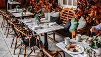 Kamu bisa mencoba Afternoon tea yang terkenal di Inggris yaitu Bettys Tea Rooms di Yorkshire, dan beberapa instagrammable kafe di London, Inggris seperti - Dalloway Terrace, Peggy Porschen dan Brigits Bakery yang menyuguhkan pengalaman unik dari Afternoon Tea Bus Tour di London. Istimewa/Visit Britain (Love Great Britain).