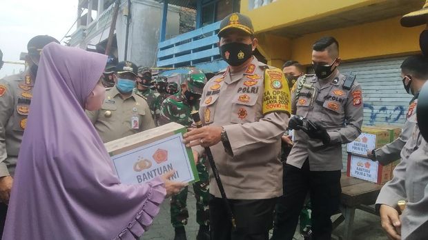 Kapolda Metro Jaya Irjen Nana Sudjana meninjau lokasi kebakaran gudang kayu di Cilincing, Kalibaru, Jakarta Utara, Senin (21/9/2020).