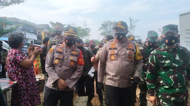 Kapolda Metro Jaya Irjen Nana Sudjana meninjau lokasi kebakaran gudang kayu di Cilincing, Kalibaru, Jakarta Utara, Senin (21/9/2020).