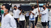 Pemakaman korban mutilasi itu dihadiri oleh ratusan orang.