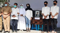 Bupati Sleman Sri Purnomo melayat ke rumah duka di Nologaten RT 02 RW 04, Sleman.