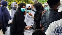 Sulistyani tidak mampu menyembunyikan rasa sedihnya saat prosesi pemakaman putra pertamanya Rinaldi Harley Wismanu.
