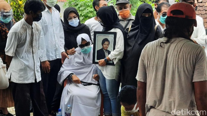 Rinaldi Harley Wismanu dimakamkan di Nologaten, Sleman, Senin (21/9/2020). Rinaldi tewas dibunuh dan mutilasi di sebuah apartemen di Jakarta Pusat.