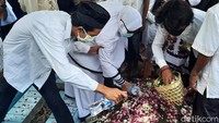 Keluarga menaburkan bunga di atas pusara Rinaldi.