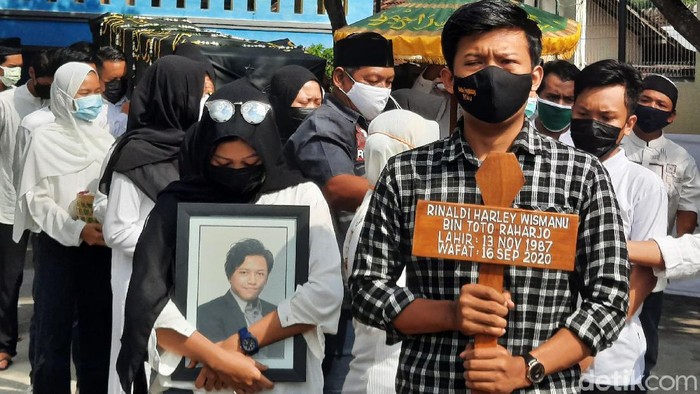 Pemakamanan Korban Mutilasi di Kalibata City Rinaldi Harley Wismanu dimakamkan di Nologaten, Sleman, Senin (21/9/2020). Rinaldi tewas dibunuh dan mutilasi di sebuah apartemen di Jakarta Pusat.