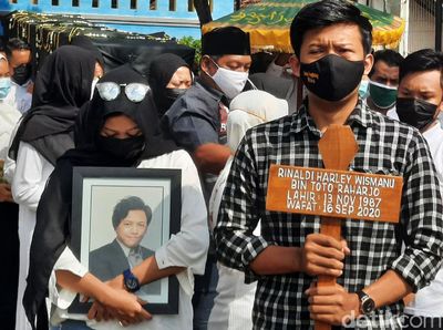 Isak Tangis Iringi Pemakaman Korban Mutilasi di Kalibata City