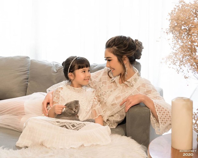 Di foto berikutnya, Gisel dan Gempi berpose sambil saling menatap yang mempertegas hubungan manis mereka sebagai ibu dan anak. (Foto: Foto: Instagram/@riomotret)