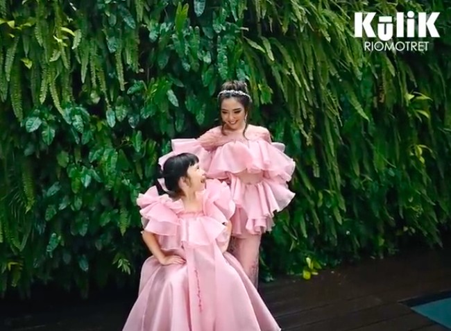 Aksi Gisel dan Gempi saat dipotret bareng. Kompak banget yah? (Foto: YouTube/RIOMOTRET)