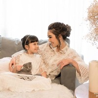 Di foto berikutnya, Gisel dan Gempi berpose sambil saling menatap yang mempertegas hubungan manis mereka sebagai ibu dan anak. (Foto: Foto: Instagram/@riomotret)