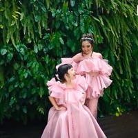 Aksi Gisel dan Gempi saat dipotret bareng. Kompak banget yah? (Foto: YouTube/RIOMOTRET)