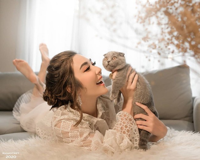 Giliran Gisel dipotret bersama kucing kesayangannya. (Foto: Foto: Instagram/@riomotret)